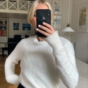 Vit fluffig tröja från Zara - Vit fluffig tröja från Zara i storlek M. Knappt använd. Frakt tillkommer, eller så kan man möta upp mig vid Östermalmstorg!