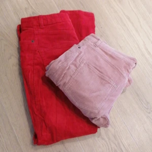 Manchesterbyxor  - Båda i storlek 38! Från Monki. 90 kr styck ✨