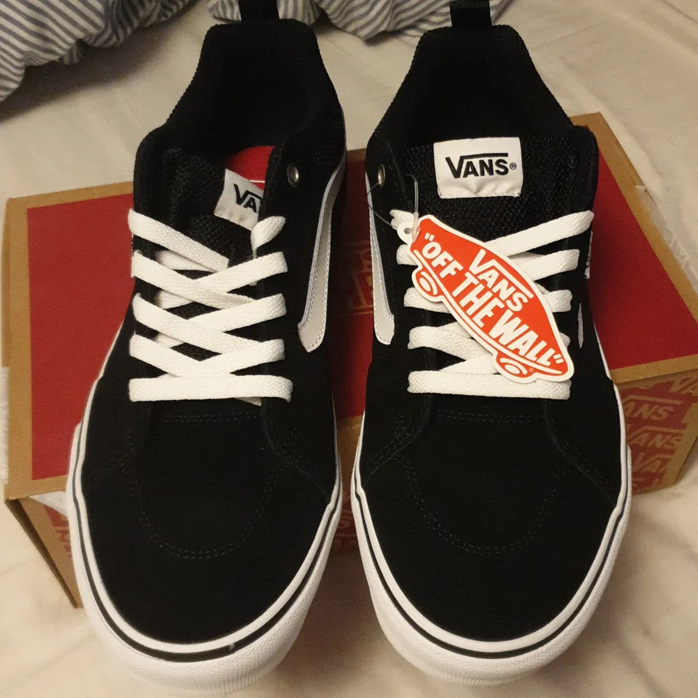 Helt nya vans, direkt ur lådan. Var en present men säljer för att dom helt enkelt inte är min smak.. Skor.