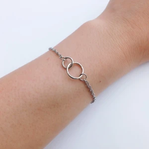 Silverarmband med ringar - Fint silverarmband med ringar! Helt oanvänt och vi betalar för frakten!🤍 Hör av dig om du är intresserad!!🤍