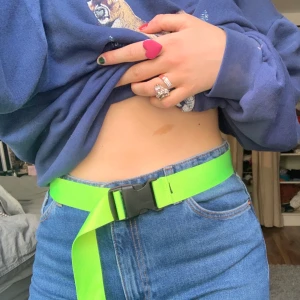 Neon-skärp - Neon-skärp från boohoo. Skärpet går att göra både väldigt stort och väldigt litet<3