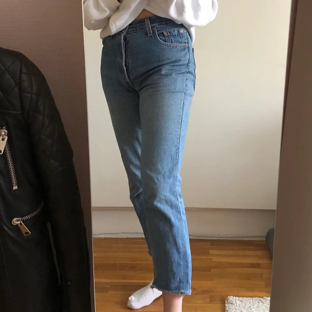 Blå vintage levis jeans! (Köpta på Ibiza) model 501,  skulle säga att de är kanske 30 i längd och 26/27 i midja. Fast det står 28 på lappen. Jättebra skick! Sista bilden är med filter och visar därför inte rättvisa färgen. Jeans & Byxor.