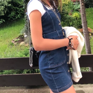 superfin jeans klänning  - Jättefin klänning som tyvärr blivit för liten för mig. Jag är 176cm lång och den har blivit för kort tyvärr💕💕💘