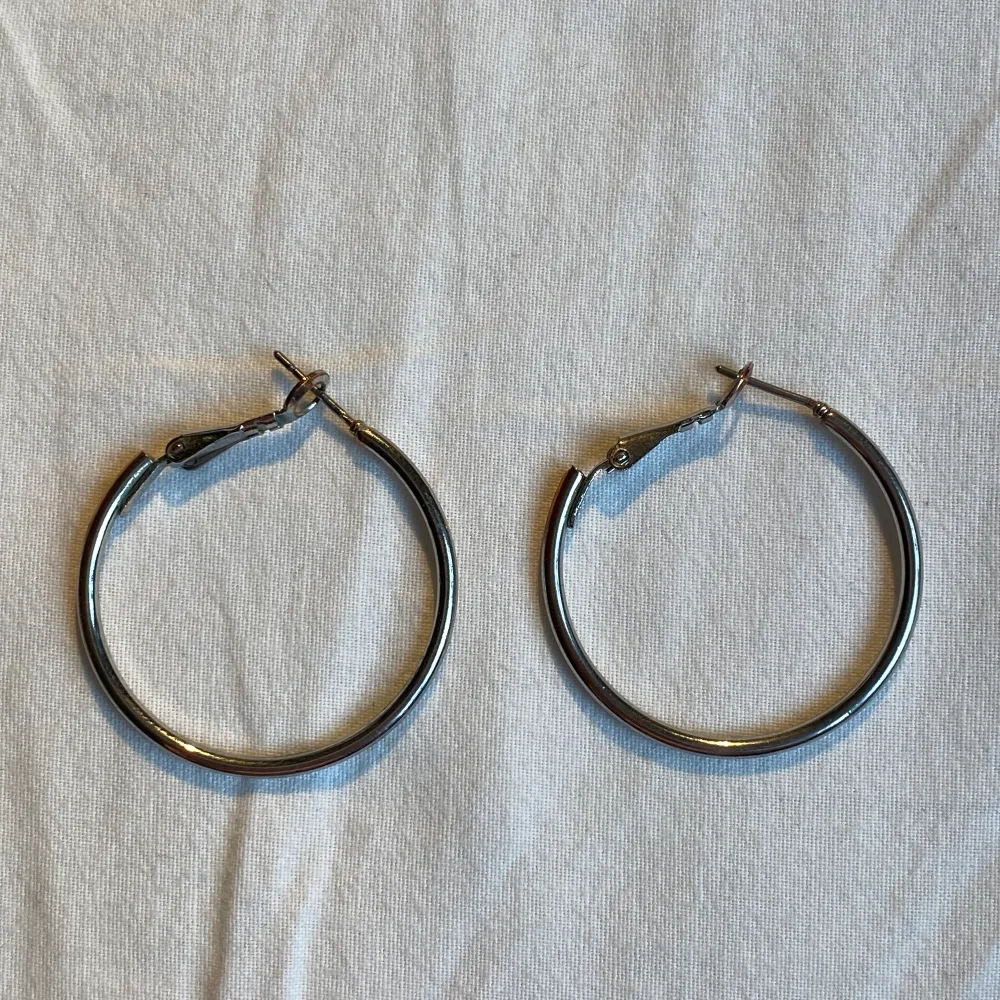 Säljer tre par olika örhängen! Första paret säljs för 50kr, och de två sista för 20kr/styck! 🌸💕🦋. Accessoarer.
