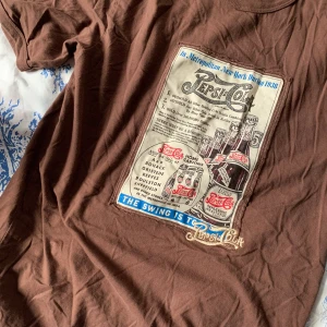 Vintage pepsi t-shirt! - Vintage brun t-shirt med pepsitryck och brodyr. Fri frakt!
