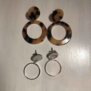  - Jättefina endast testade örhängen från hm 💜 Nypris runt 80kr st nu båda för 60 eller ett par för 35💜💜