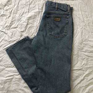 Säljer dessa mid waist vintage jeans från wrangler, passar midjemåtten W32-34. Köparen betalar frakten🪐
