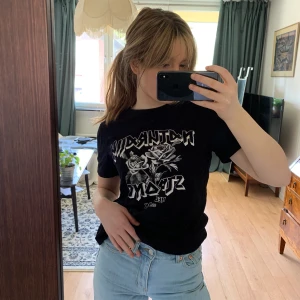 T-shirt - T-shirt med tryck från gina tricot! Toppskick :)))