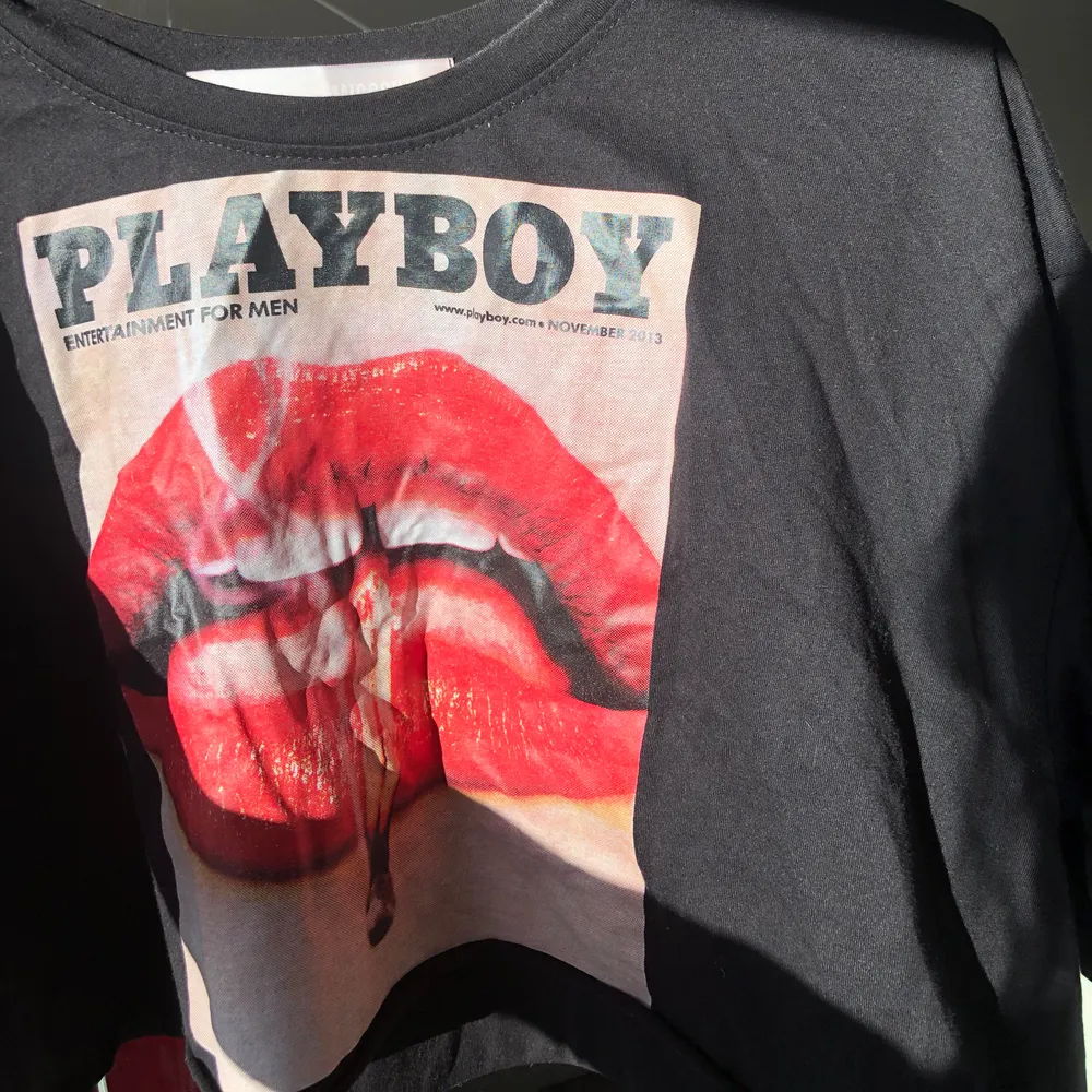 Cropped t-shirt från Playboy x missguided, köpt förra sommaren, fint skick, strl 36, frakt 42kr. T-shirts.