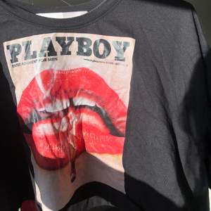 Cropped t-shirt från Playboy x missguided, köpt förra sommaren, fint skick, strl 36, frakt 42kr