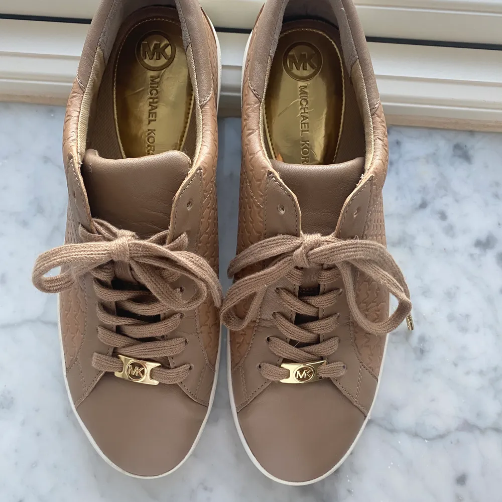 Jättefina beige/bruna Michael Kors sneakers, använda ett fåtal gånger. Dem är i väldigt bra skick.. Skor.