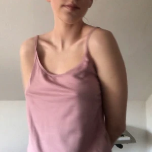 Jättesött ljusrosa linne - Supeeersöt rosa linne som är perfekt till sommaren. Jättefint med bara jeans men går även att klä upp mer💕