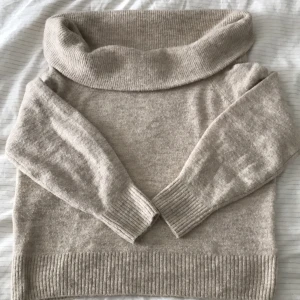 H&M Stickad Tröja Off Shoulder - Beige - Säljer en supersöt stickad tröja från H&M, mindre än en månad gammal. Färgen är beige och tröjan är off shoulder - perfekt till sommaren:) Säljer på grund av att den är för stor för mig. Kan mötas upp i Göteborg eller frakta (köparen står för frakten)💞