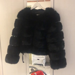 Svart pälsjacka - Svart fluffig pälsjacka från Chelsea, storlek L men passa även M. Använd ett fåtal gånger och är i väldigt fint skick! Ny pris 799kr, köparen står för frakten! 