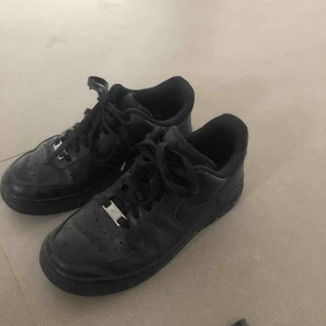  - Säljer mina snygga svarta airforce! Inga skador alls utan i bra skick! 