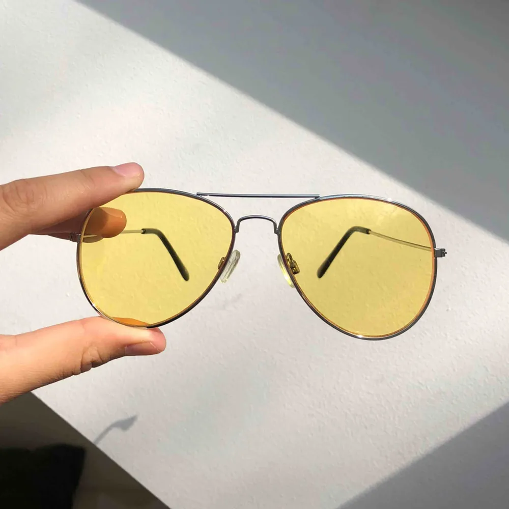 Skitcoola gula pilot-glasögon som är svinsnygga när man går på festival!  . Accessoarer.