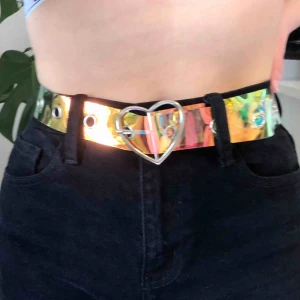  - Holografiskt PVC skärp i regnbågens färger med hjärtformat spänne! Passar XS-M då det är öljetter längs hela skärpet och inte vanliga hål. Skriv för fler bilder! Frakt ingår!!🌈💞