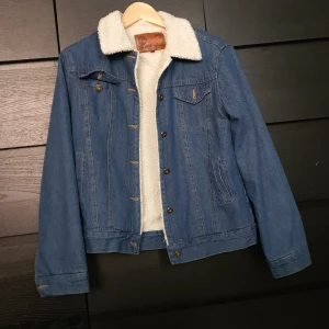 Jeansjacka med fluff - Aldrig använd, fint skick, varm och fluffig