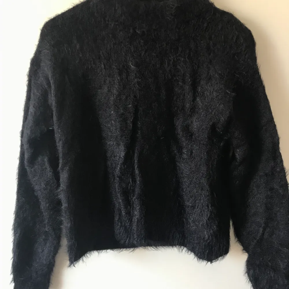 Svart fluffig tröja från Gina Tricot i storlek XS. Har tvättat den och den har inte tappat hår, kliar inte heller vid användning! 🌸 kan skickas och då står köparen för frakten! ☀️. Tröjor & Koftor.