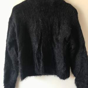 Svart fluffig tröja från Gina Tricot i storlek XS. Har tvättat den och den har inte tappat hår, kliar inte heller vid användning! 🌸 kan skickas och då står köparen för frakten! ☀️