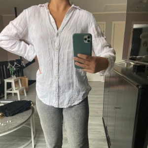 Skjorta - Vit linneskjorta, väldigt bekväm och sparsamt använd⚡️ storlek 38 men sitter snyggt även om man i vanliga fall har en mindre storlek🤍⚡️