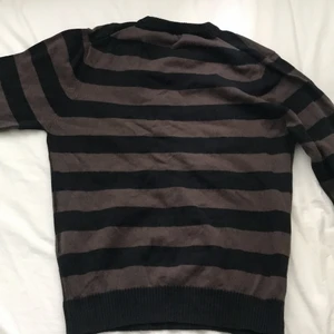 Vet inte märket men storlek S - Mitt plagg är ganska gammal fast inte så använd. Jag köpte den på stadsmissionen och den e nice