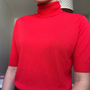 Röd polo! - En klarröd topp med hög polo! Knappt använd så den är i toppen skick! Så fin och skön! Jag brukar ha strl 34-36 och denna passar mig! frakt tillkommer