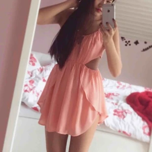  - Fin sommarklänning från TOBI. Cut out på sidorna och i ryggen. Omlottkjol. Den behövs strykas lite men annars är den i superfint skick. Använd någon gång bara! Frakt tillkommer om den ska skickas!