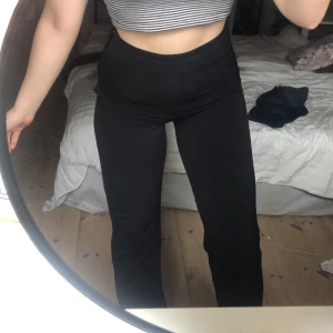 kostymbyxor  - Isch kostymbyxor från bikbok. jättesköna. Nypris 400 kr. Använda en del men fortfarande i väldigt bra skick. Ända skavanken är en liten sömn som är sprucken vid dragkedjan på sidan (syns på bild 3) , ingeting som man tänke på eller syns.