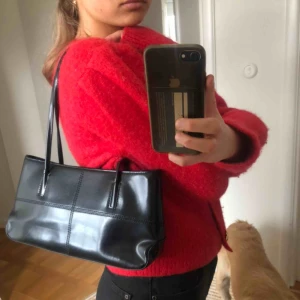  - Jätte söt lackväska som passar till ALLT😍 Den är rymlig och har flera fack🤩 Säljer för att jag har för många väskor.💓 kvar tills markerad såld‼️köparen står för frakt‼️Bud på 240 kr! 