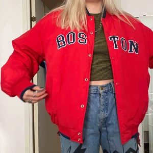  - Skitsnygg varsity jacka i nyskick! Tjockt och fint material :)