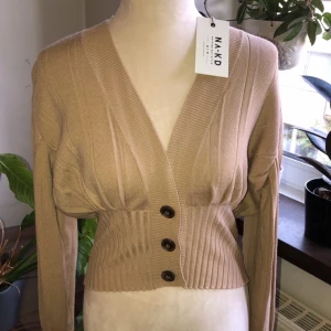 Klassisk beige tröja - Klassisk beige tröja från Na-kd helt ny✨ passar perfekt till ett par high waist byxor eller jeans 👖 betalningar sker via swish och köparen står för frakten 