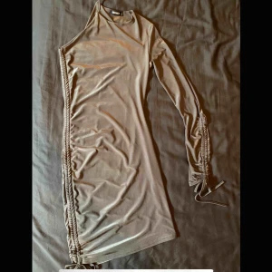 Sofie Richie x Missguided - Grå/silvrig klänning från Sofia Richie x Missguided i storlek S. Aldrig använd då den är för liten för mig!   Ord. Pris: ca 500kr