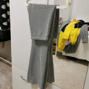 monki vintage visa byxor - köpta second hand, super snygga på. coolt mönster 