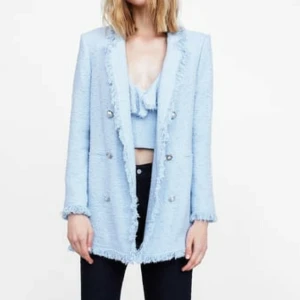 Zara blazer /kavaj - Zara ljusblå tweed-blazer med pärlknappar. Inköpt för 799kr. På bild 3 så finns det mellan bröstet och axeln på höger sida en ljusare färg på tyget, syns inte mycket men vill informera och därav det billiga priset ❤️