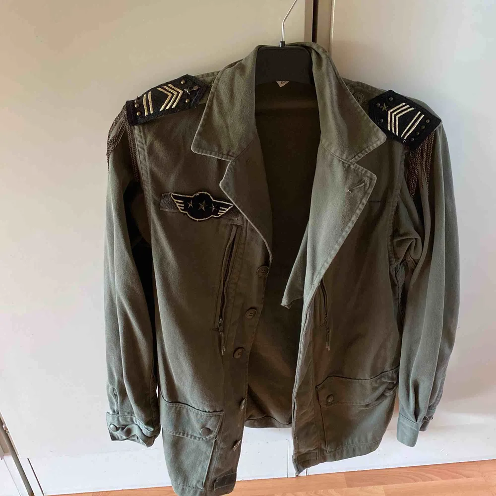 Army jacket med snygga detaljer på axlar & rygg säljes. Perfekt skick! Använd Max 5ggr. 🌟 hämtas helst upp i Gbg men kan även postas!. Jackor.