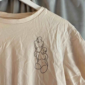  - PRIS KAN DISKUTERAS! Beige T-shirt med tryck! 
