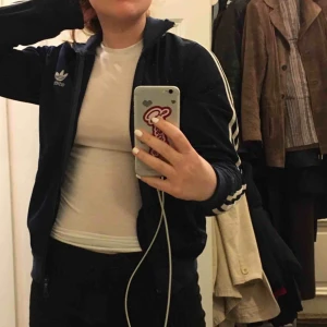  - Mörkblå adidas-kofta. Bra skick! Lite för liten på mig. Ingen angiven storlek men skulle säga XS/S. Möts i innerstan/köparen står för frakt. 💙
