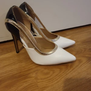 Helt nya klackskor - Fina och helt nya klackskor. Aldrig använda