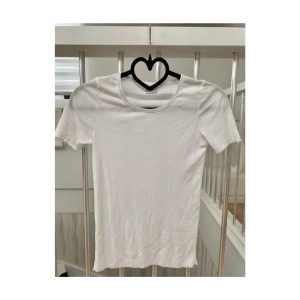 Vit t-shirt med silverdetaljer - Jättefin tröja med silverdetaljer från Zara i nyskick. Köpte den och glömde bort den och nu är den för liten på mig, aldrig använd :( 💞✨ 