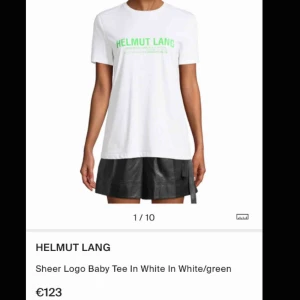 Helmut Lang T-shirt  - Superfin helmut tröja. Inte använd mycket alls, väldigt dyr i inköp! 💚✨🧚🏼 passar de flesta storlekar beroende på hur man vill att den ska sitta! 