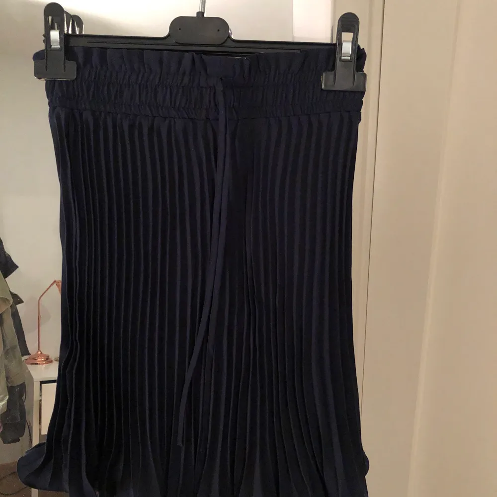 Så snygg plisserad marinblå kjol från H&M. Tyvärr för liten för mig men är i väldigt bra skick. Storlek 34 fast passade mig som är 38 och därmed tror jag att den passar 34,36,38. Beror lite på hur tajt man vill att den sitter i midjan.. Kjolar.