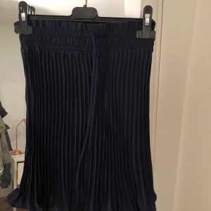 Marinblå kjol - Så snygg plisserad marinblå kjol från H&M. Tyvärr för liten för mig men är i väldigt bra skick. Storlek 34 fast passade mig som är 38 och därmed tror jag att den passar 34,36,38. Beror lite på hur tajt man vill att den sitter i midjan.
