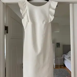 En vit klänning från GinaTricot i storlek 36. Sitter som en smäck! 