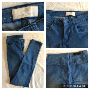 Skinny jeans blå  - Blåa Skinny stretch jeans i bra skick. Köpta i London. Finns att hämta i Broby när det passar köparen. 