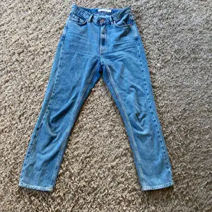 Fint skick, ljusblåa boyfriend jeans från Carin Wester i storlek 36, Åhléns. Använda en gång, säljes pga något för små. Nypris 600kr