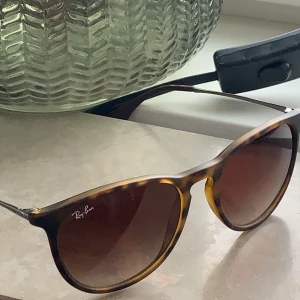 Ray-Ban - Intresse koll på mina Ray-Ban solglasögon i modellen Erika. Knappt använda är som nya!!!!! Original pris 1400 buda från 300. Säljer endast vid bra bud 