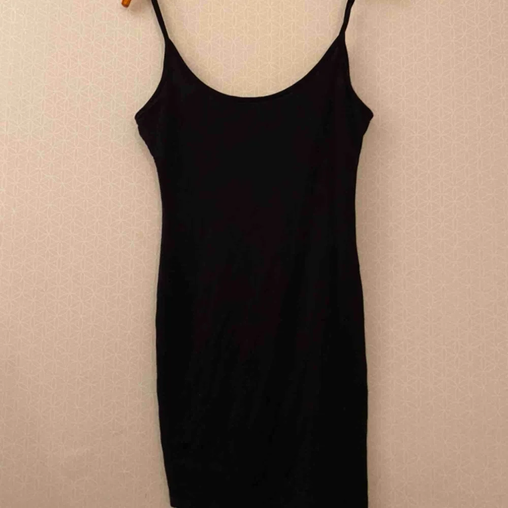 Sexig svart klänning från fashion Nova med låg rygg. Passar alla tillfällen. Aldrig använd och är i nyskick. Möts upp i Stockholm eller så får du betala frakten ❣️ . Klänningar.