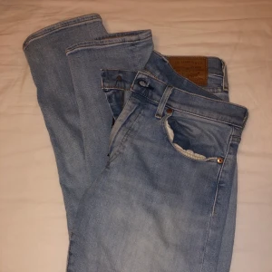 Levis 502 Byxor - Originalpris: 999 kr Conditon: 7/10, ett litet hål på höger framsida lår som lagats enkelt och som knappt syns Storlek: W30 L32
