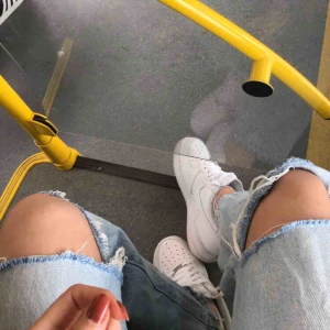  - INTRESSEKOLL på dessa apsnygga högmidjade eans med hål på knäna som tyvärr är för tajta för min smak (jag har strl 38 egentligen) och är 170 lång🌸 Frakt tillkommer